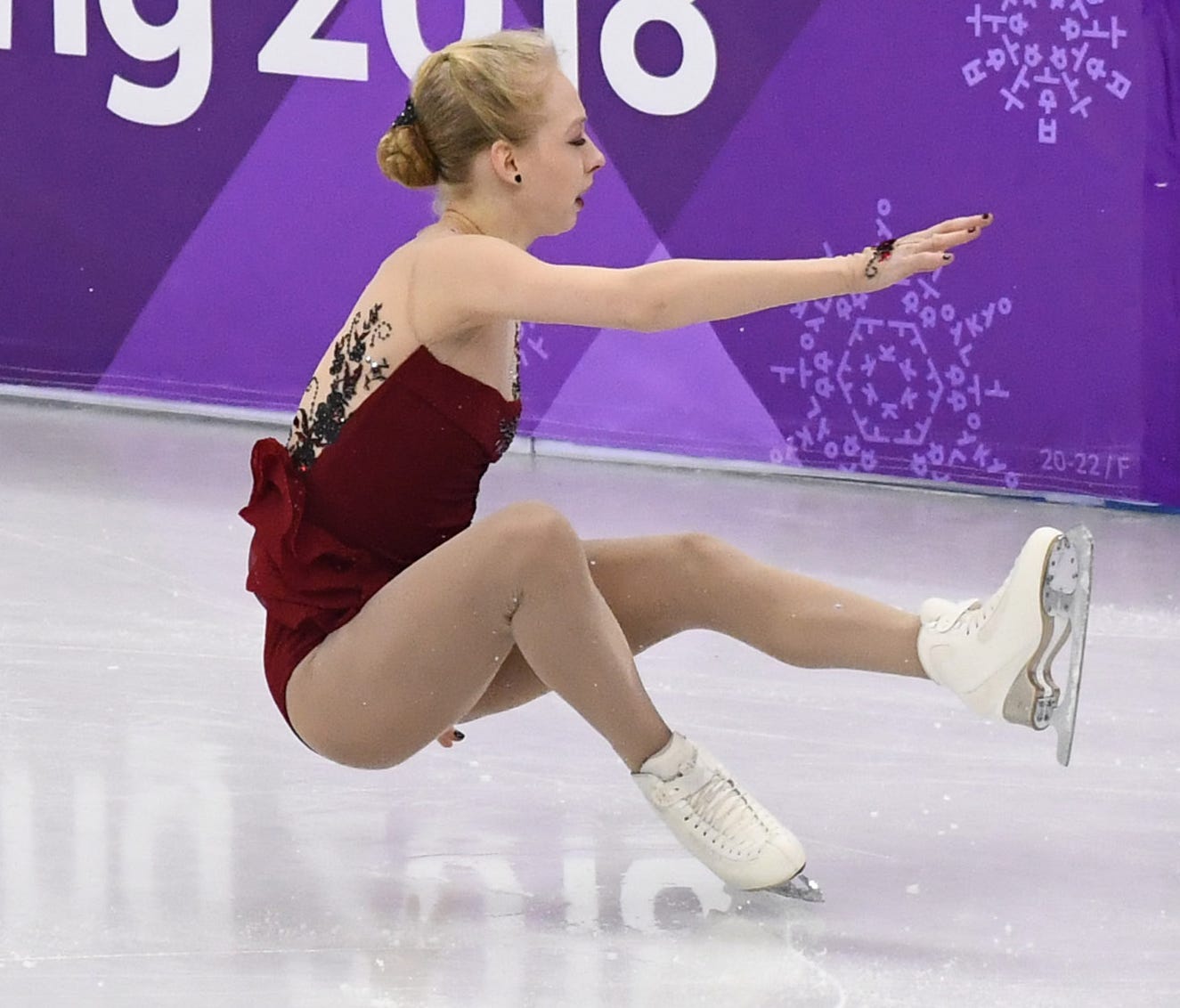 U.S. champ Bradie Tennell falls in her Olympic individual debut.