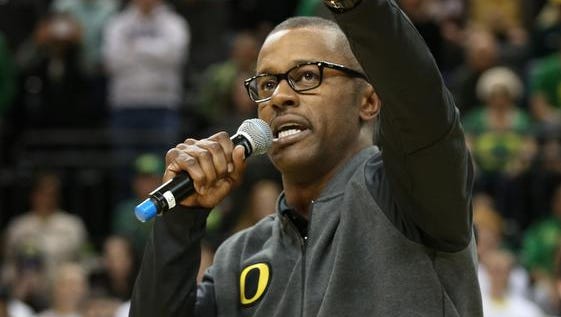 Oregon's new head football coach Willie Taggart acknowledges the crowd after being introduced during the Alabama vs. Oregon men's NCAA college basketball game Sunday, Dec. 11, 2016, in Eugene, Ore. (AP Photo/Chris Pietsch)