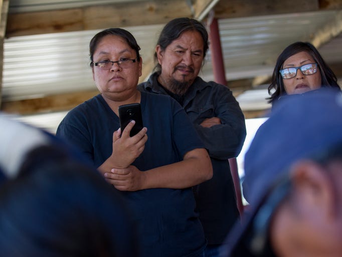 Sheep to Table workshop attendees watch Diné be' iiná