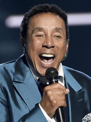 Smokey Robinson will co-host the upcoming "Motown 60" special with Cedric the Entertainer.