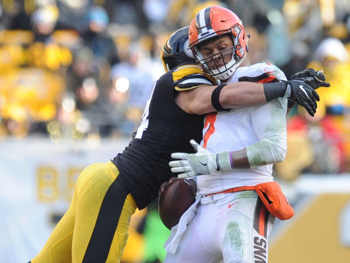 Steelers linebacker L.J. Fort sacks Browns quarterback