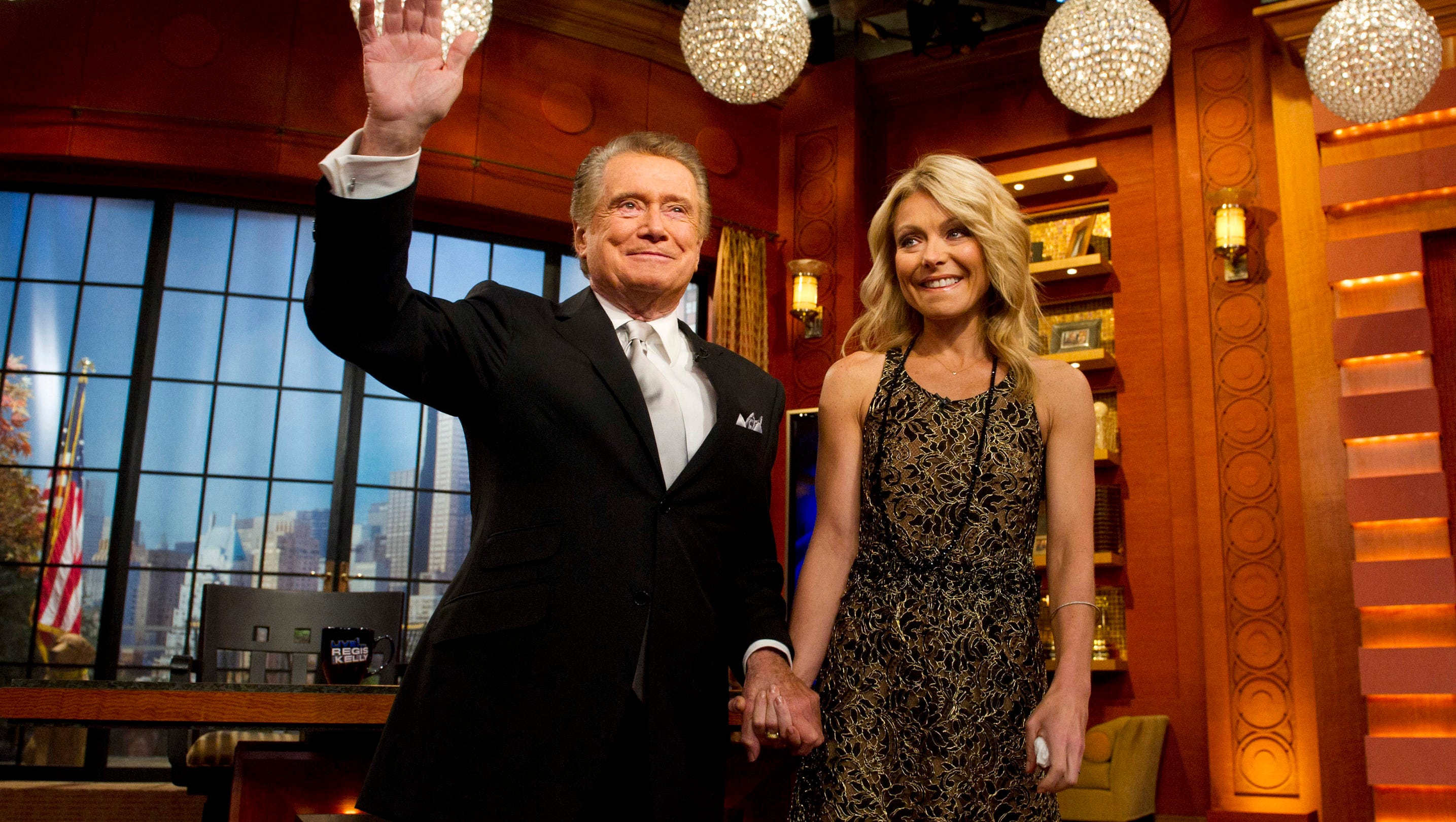 Regis Philbin I Haven T Kept In Touch With Kelly Ripa