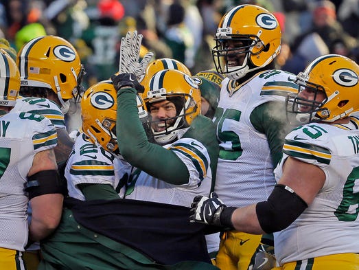 Green Bay Packers kicker Mason Crosby (2) is surrounded
