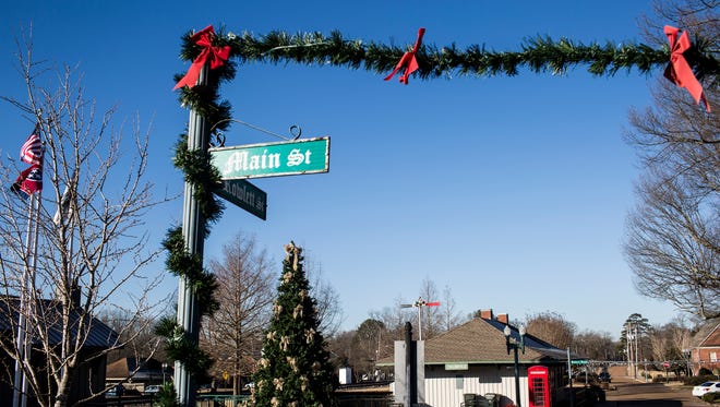 Holiday decorations are still seen in parts of Collierville's town square on Jan. 24, 2018. Collierville sent some residents courtesy notices advising that an ordinance mandates that holiday decorations come down by Jan. 15.
