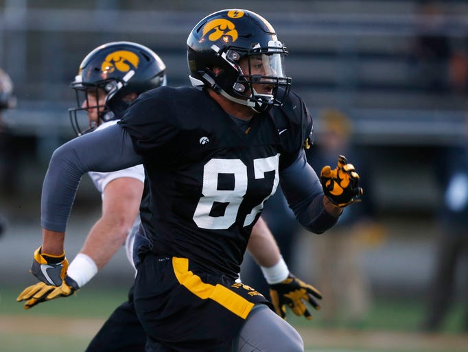 Iowa sophmore tight end Noah Fant (87) runs through