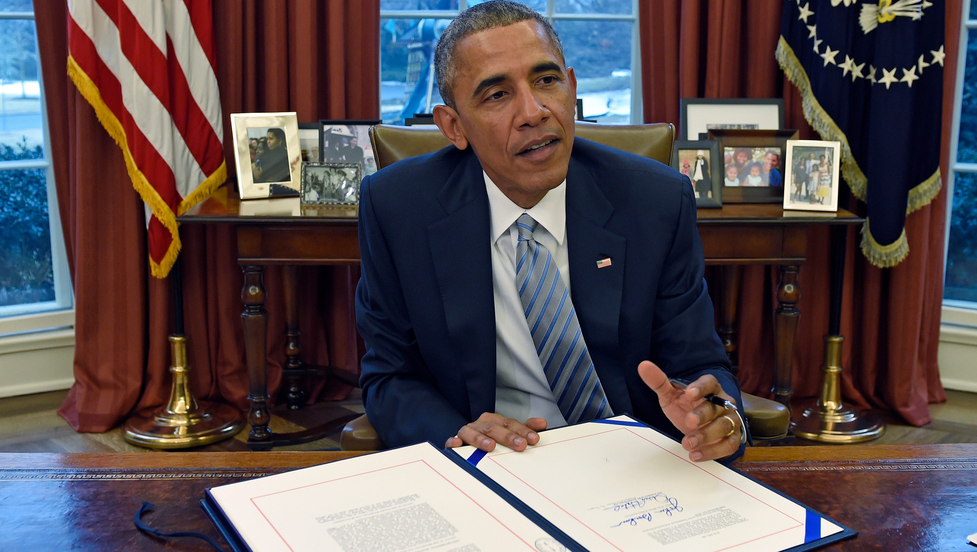 ZY-400 8X10 PHOTO BARACK OBAMA SIGNS AN EMERGENCY DECLARATION FOR AR AND KY