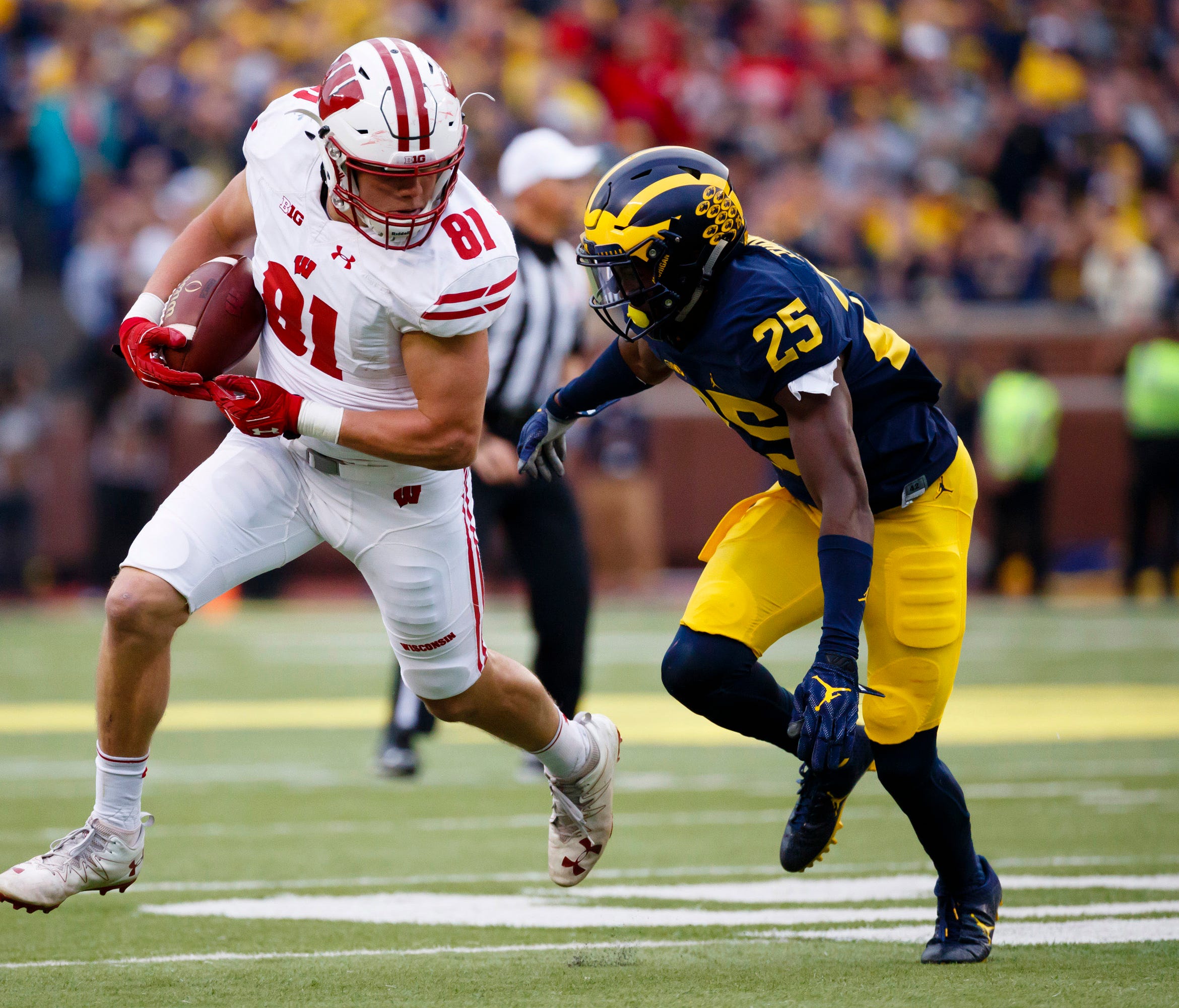 Wisconsin tight end Troy Fumagalli runs after a catch against Michigan during their game in 2016.