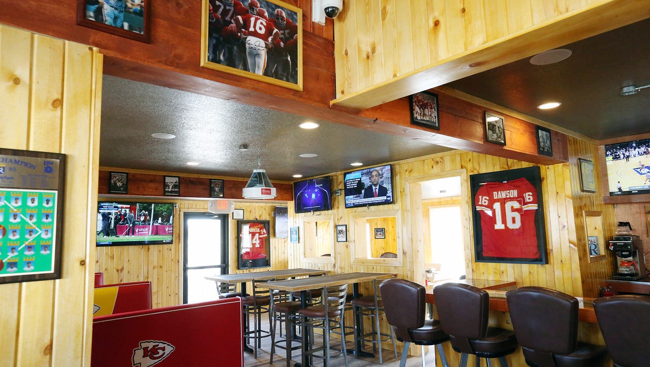 Royal awaits at Truman's Tavern, a Kansas Citythemed sportsthemed bar in Des Moines