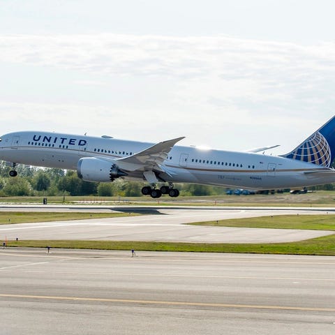A United Airlines 787 coming in for a landing.
