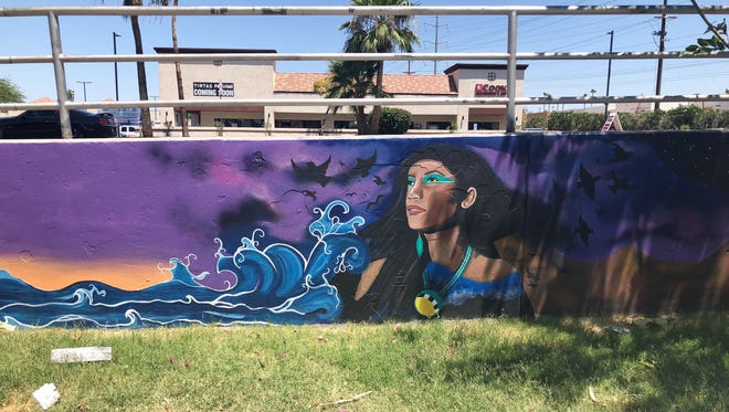 Lucinda Yeren pintó esta sección de la pared fuera de Azukar Coffee en Central Avenue y Baseline Road.