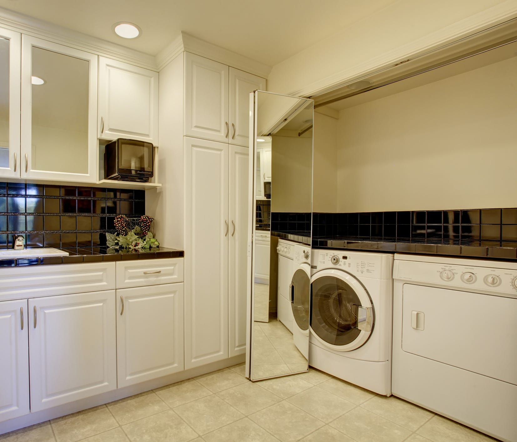 RentHop looked at common apartment amenities in the 10 largest metro areas in the U.S. to identify what drives up rent prices the most. Laundry rooms were in the top five for reasons.