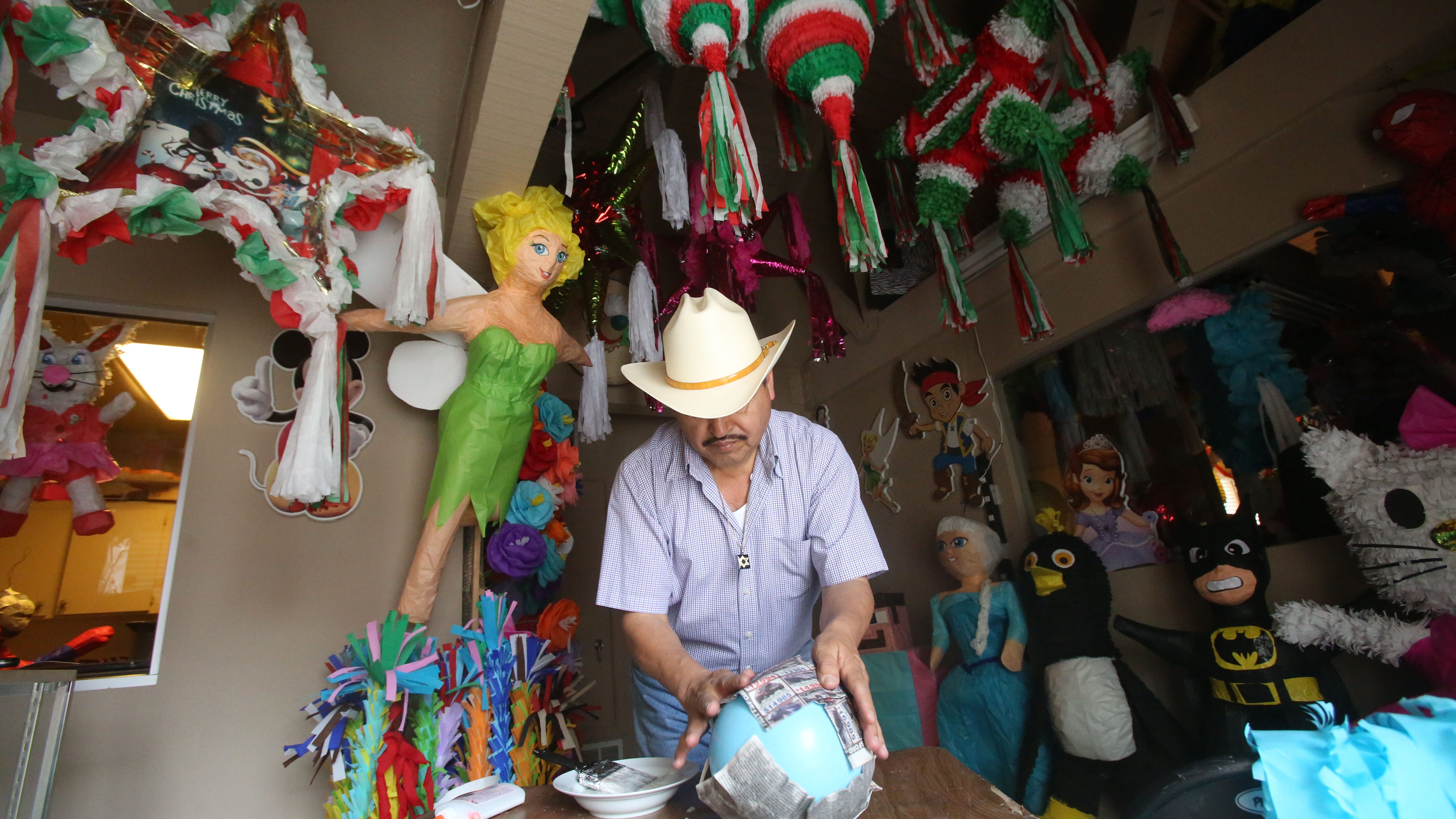 Coachella Valley pi&ntilde;ata maker sticks to traditions