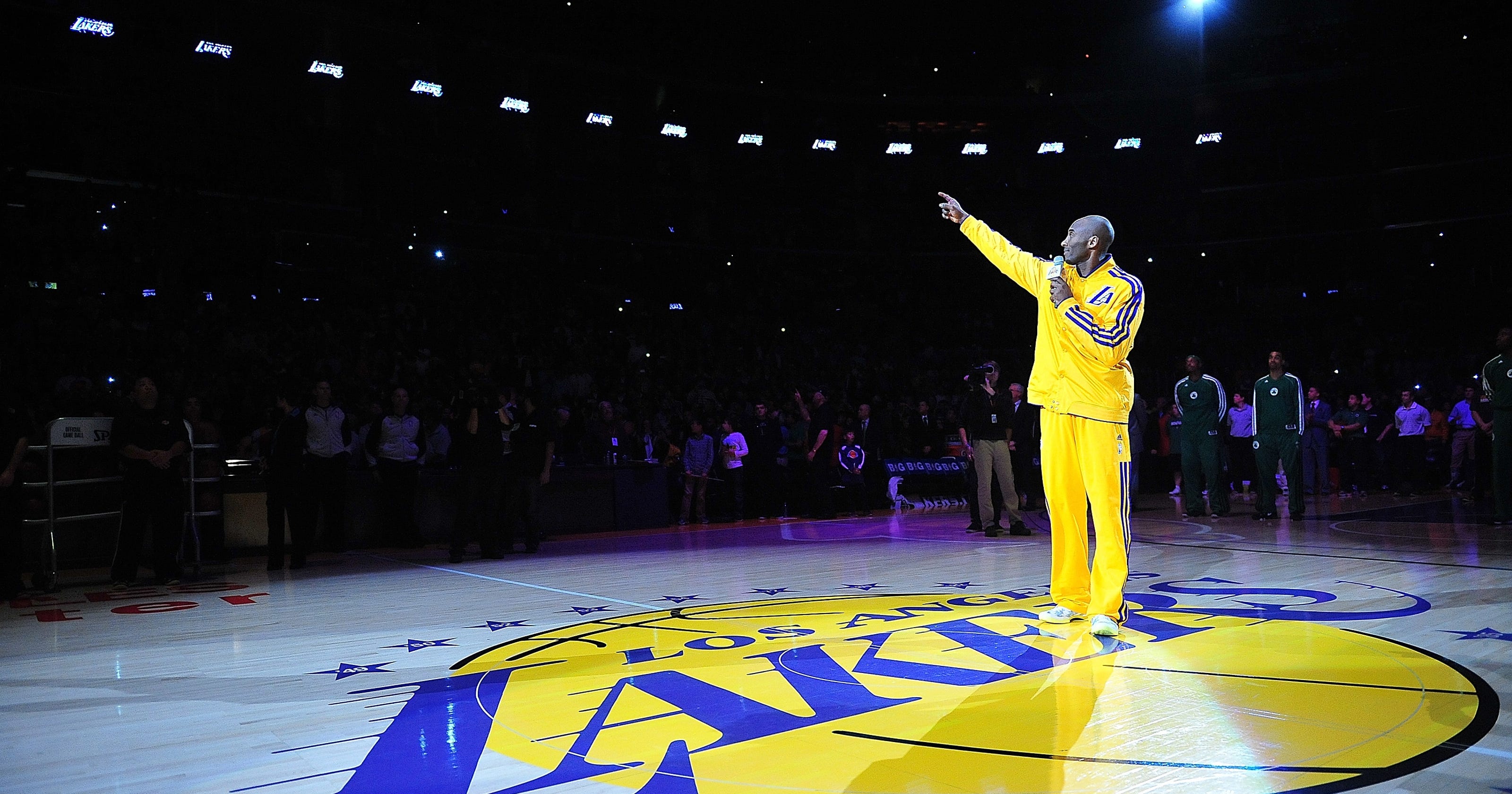 Kobe Bryant leads moving Lakers tribute to Jerry Buss