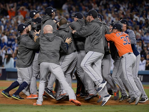 Astros players celebrate the 5-1 victory in Game 7