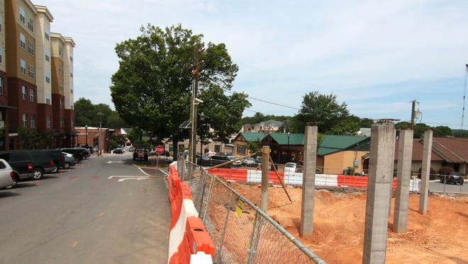 Clemson city officials will discuss new parking requirements for student housing construction downtown Monday. Traffic snarls and parking headaches around the Clemson University campus have been frequent topics for discussion at planning commission and city council meetings over the last year.