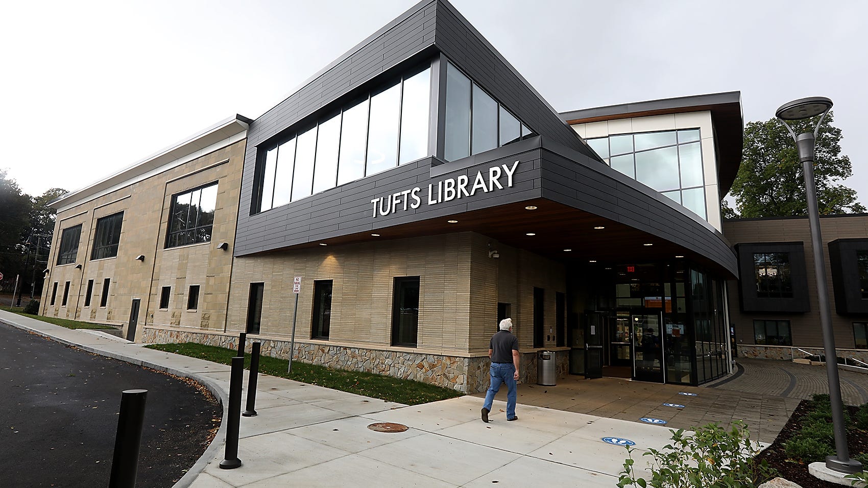 New Tufts Library awes visitors