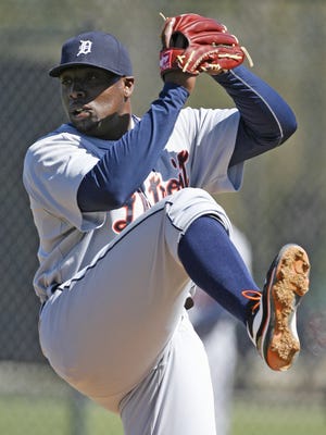 Dontrelle Willis throws live batting practice during  the Tigers spring training workout in Lakeland, FL on February 26, 2010.