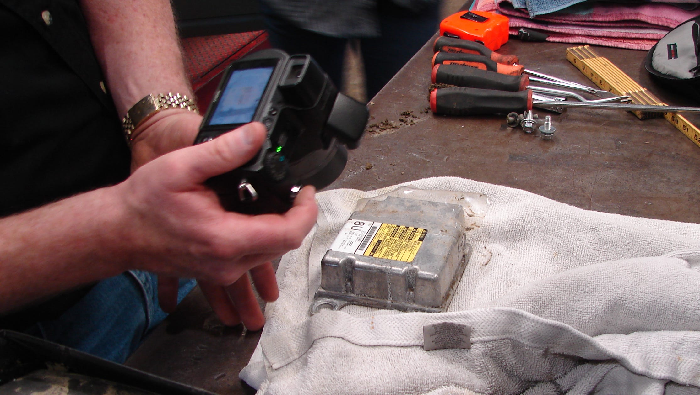 Black boxes for cars raise privacy concerns