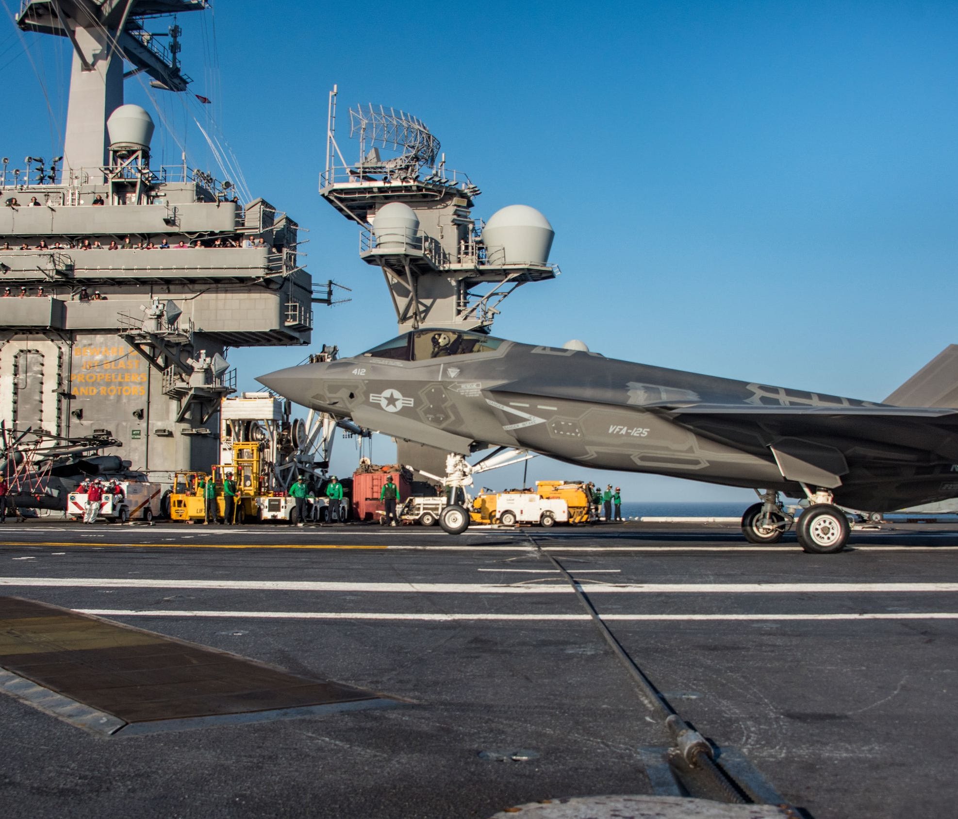 Some fliers believe that former Navy pilots execute harder landings because of their experience on aircraft carriers, but our pilot columnist dispels the myth.