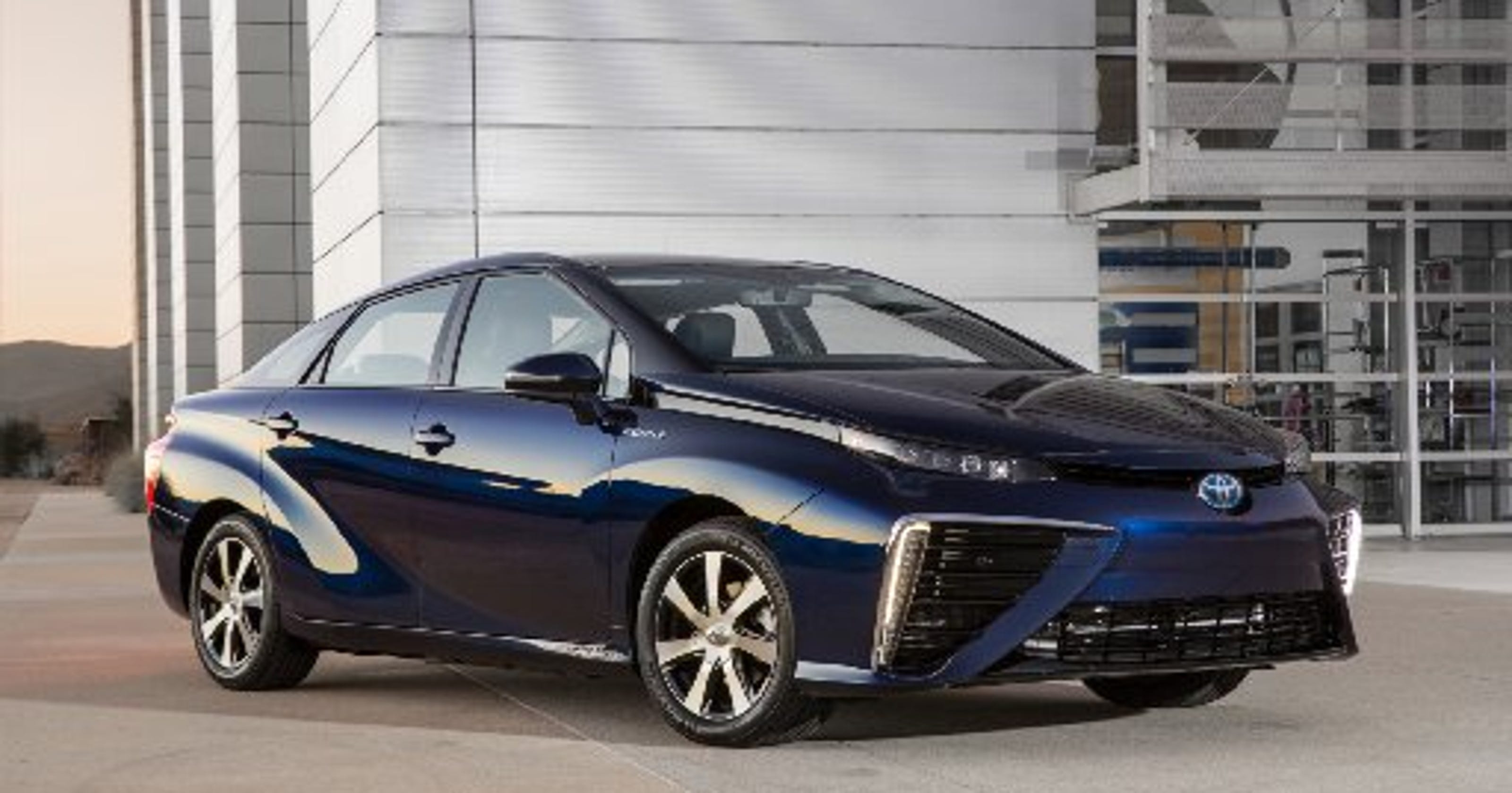 Despite cheap gas, Toyota launching fuel cell car