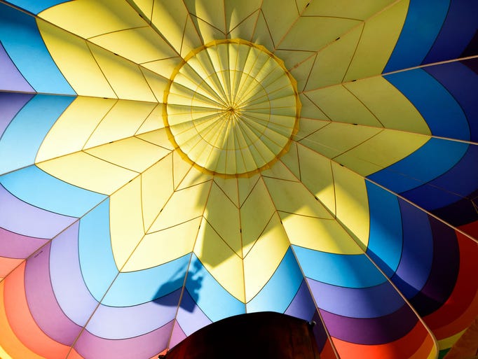 Another balloon rises above Air Chaud 2 and casts a