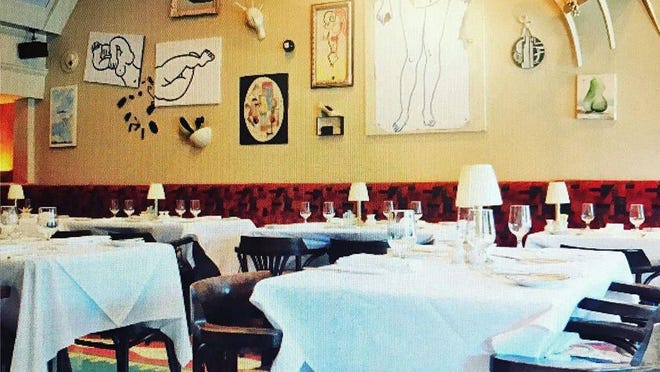Οι τέσσερις οικείες τραπεζαρίες στο Chez Jean-Pierre Bistro περιελάμβαναν ένα δωμάτιο που έμοιαζε με ατελιέ πρώην καλλιτέχνη.