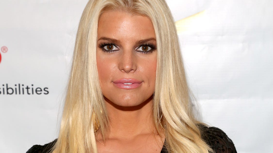 jessica-simpson-goes-braless-fights-gravity-loses