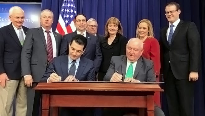 Secretary Sonny Perdue (right) and Commissioner Scott Gottlieb announce the formal agreement between the USDA and FDA at the White House on Jan. 30.