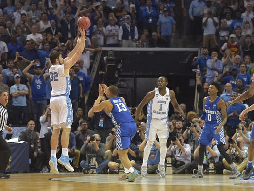 North Carolina Tar Heels forward Luke Maye (32) makes