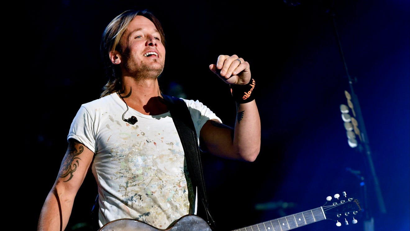 Keith Urban hops off stage, performs from audience at CMA Fest