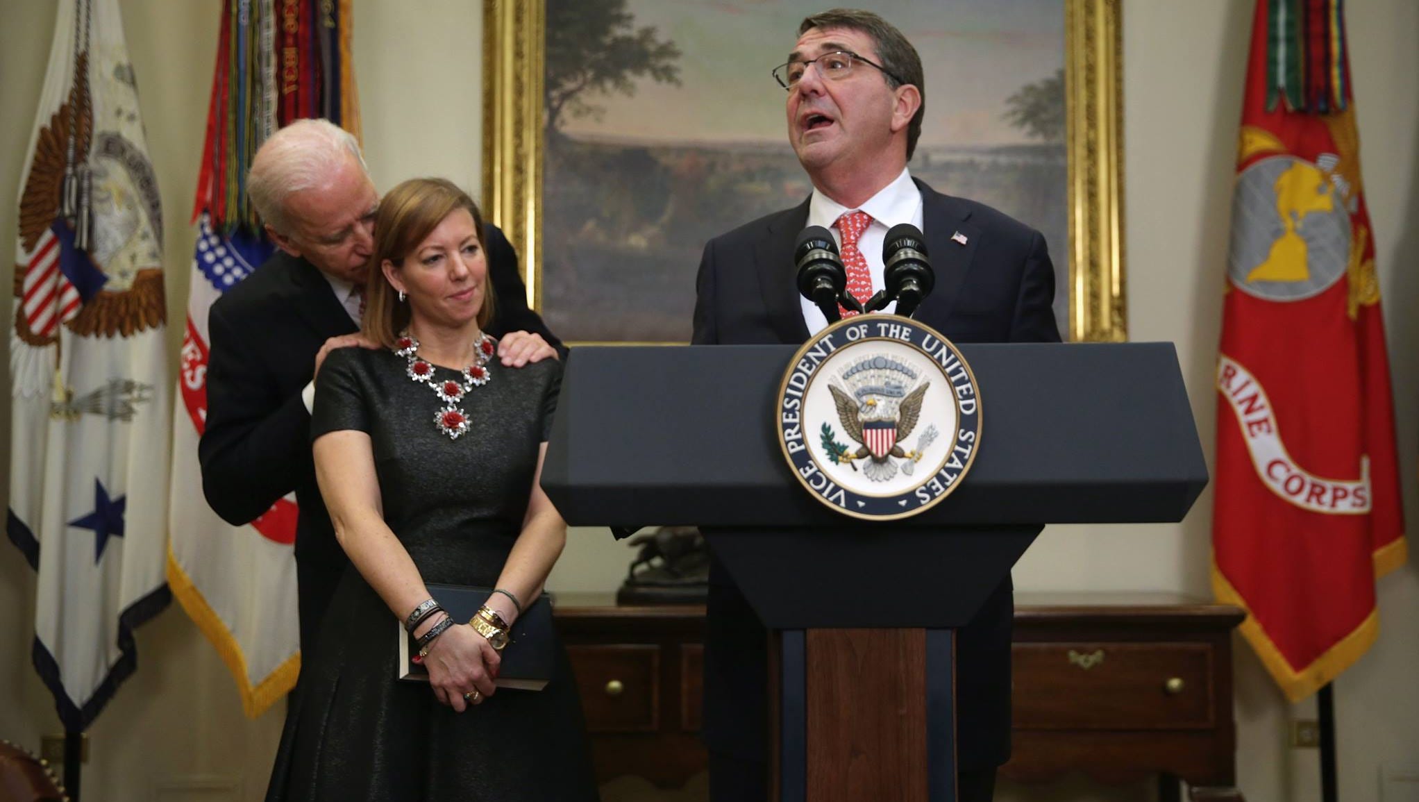 Sorg Prestigefyldte Romantik We want your touchy-feely Joe Biden photos