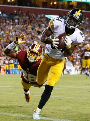 Pittsburgh Steelers wide receiver Antonio Brown (84) scores a touchdown on a pass from quarterback Ben Roethlisberger, who threw three touchdown passes.