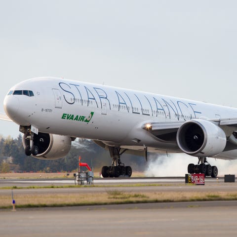 An EVA Air Boeing 777 painted in Star Alliance col