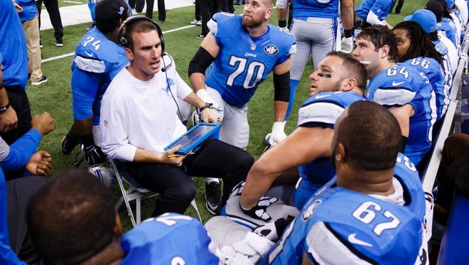 Detroit Lions offensive line coach Jeremiah Washburn speaks with his players against the Chicago Bears on Nov. 27, 2014.