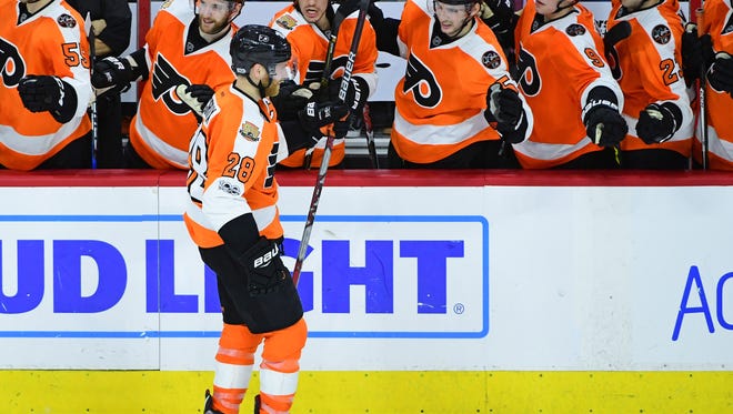 Claude Giroux scored the only goal of the shootout, helping the Flyers to a 5-4 win.