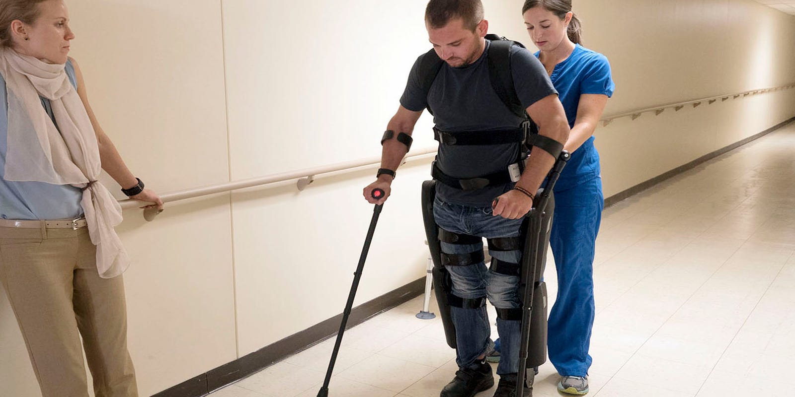 Man paralyzed 10 years ago takes first steps