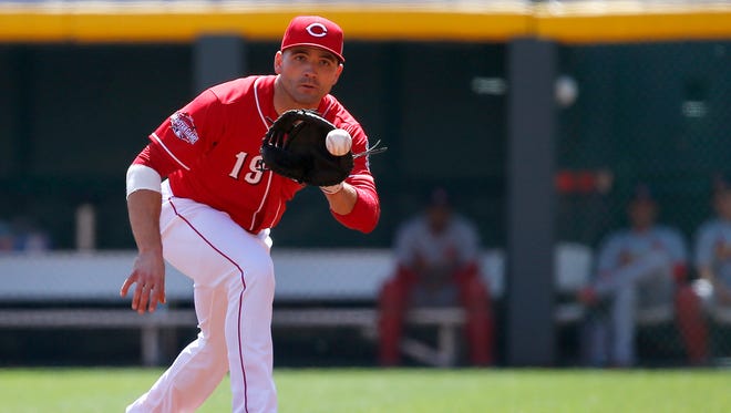 Cincinnati Reds first baseman Joey Votto (19) fields a groundball in the first inning during the game against the St. Louis Cardinals, Sunday.