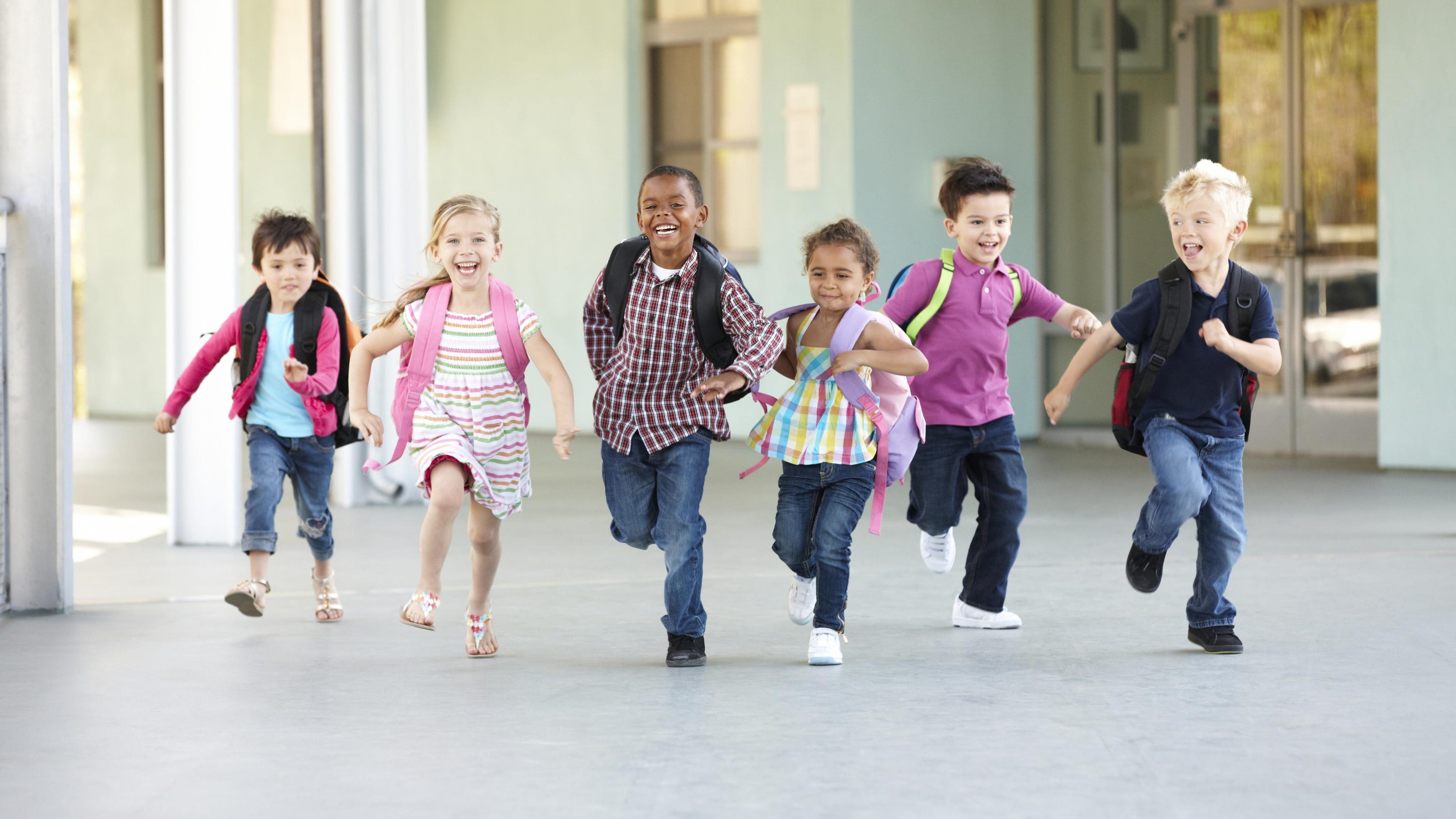 У приличных людей дети не сбегают. Дети бегут. Дети бегут в школу. Школьник бежит. Дети школьники бегут.