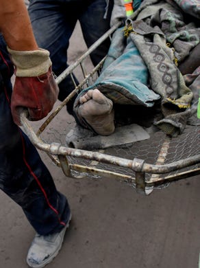 La erupción del Volcán de Fuego en Guatemala, uno de los más activos de Centroamérica, ha dejado al menos 25 fallecidos y un número indeterminado de desaparecidos.
Según los expertos, la explosión registrada poco antes del mediodía del domingo fue la más violenta en 40 años. La erupción, que tomó por sorpresa a los residentes en la zona, levantó una enorme columna de humo y ceniza que cubrió varias poblaciones.