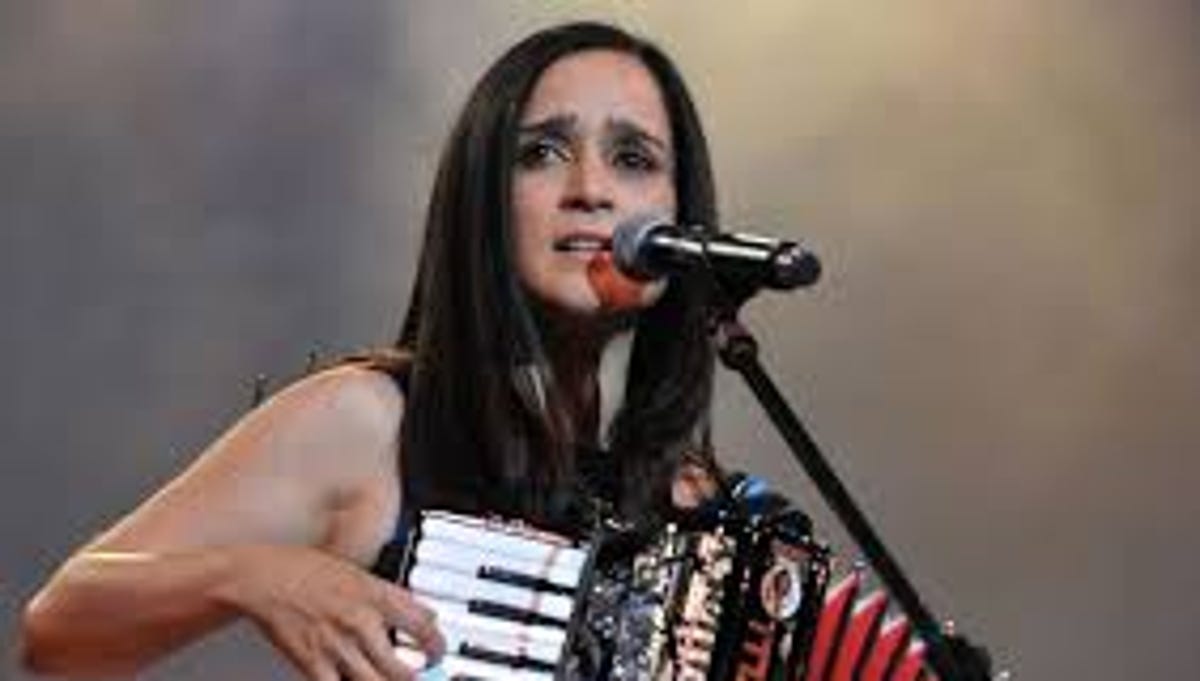 La cantautora mexicana Julieta Venegas se presentará en Speaking Rock