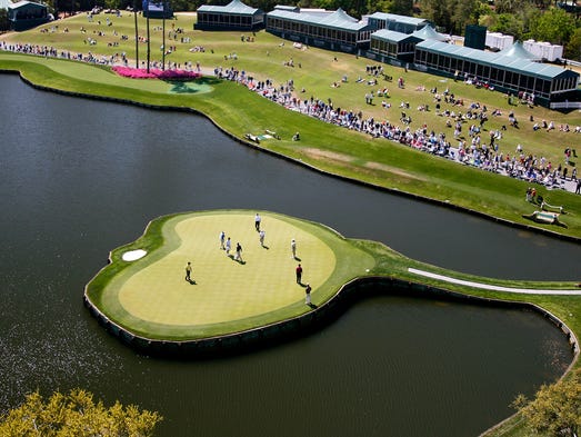 Caddies reverse roles at TPC 17th, with no better luck