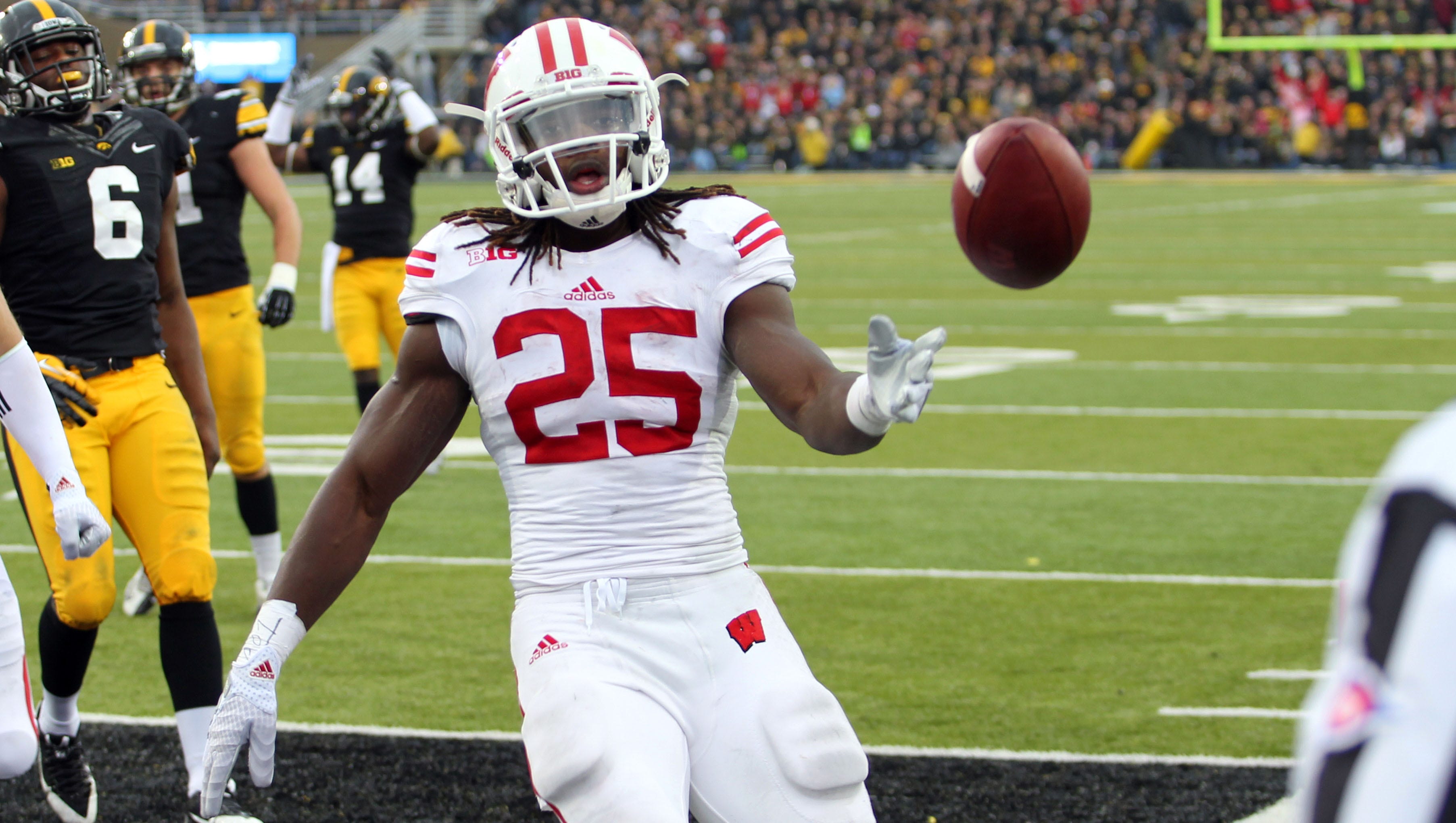 No 15 Wisconsin Holds Off Iowa Melvin Gordon Eclipses 2 000 Yard