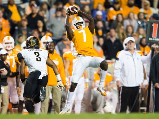 Tennessee wide receiver Brandon Johnson (7) catches