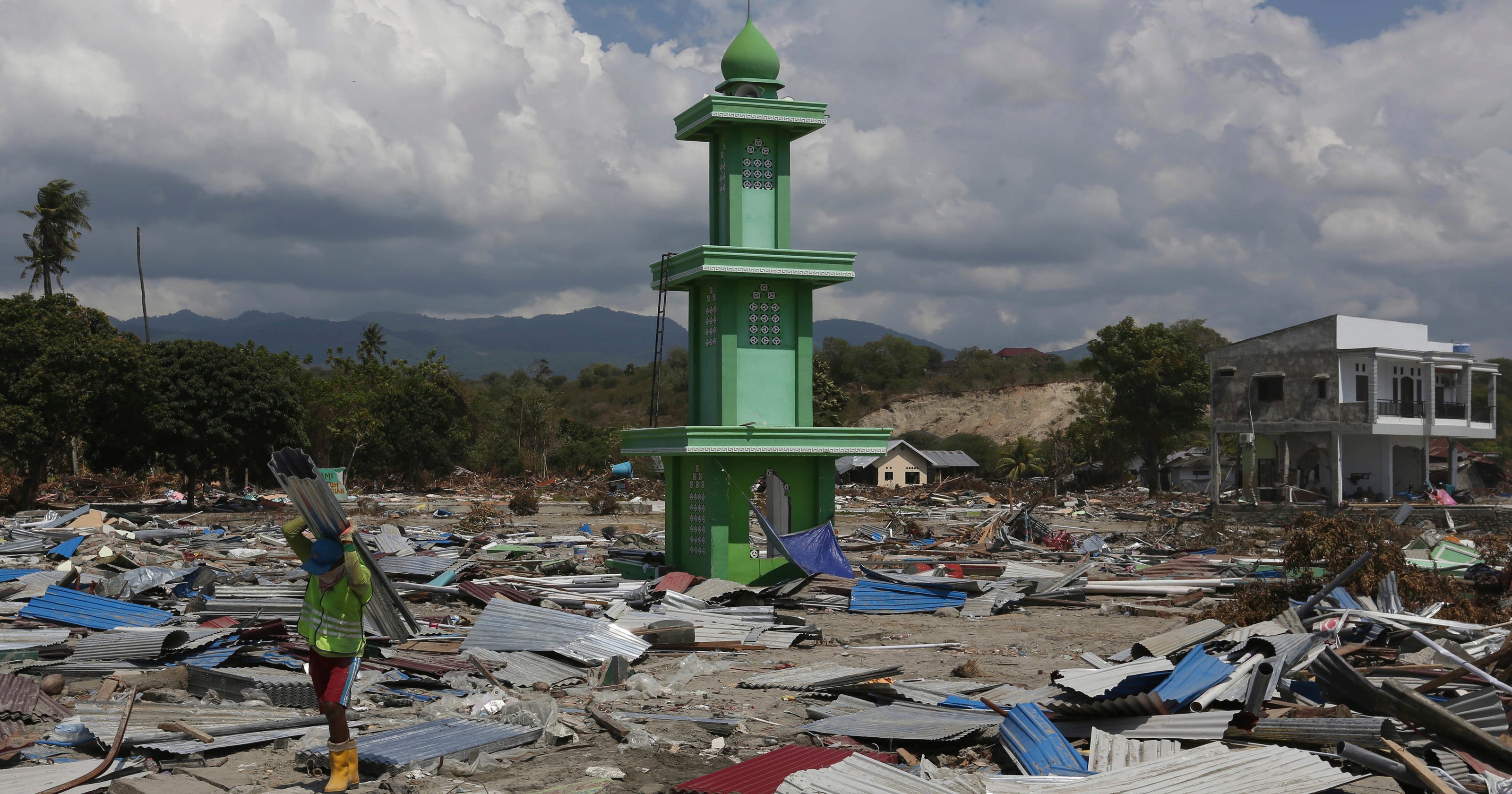 Indonesia quake: Anger rises as quake toll tops 1,200