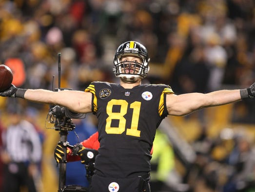 Pittsburgh Steelers tight end Jesse James (81) reacts
