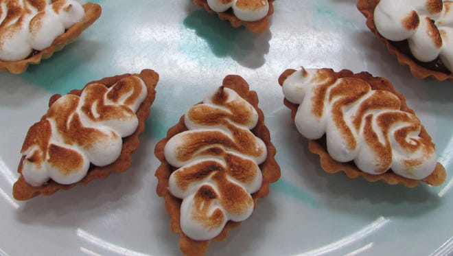 Lemon curd tartlets with shortbread & caramelized meringue