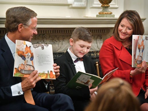 Gov. Bill Haslam and his wife, Crissy, take turns reading