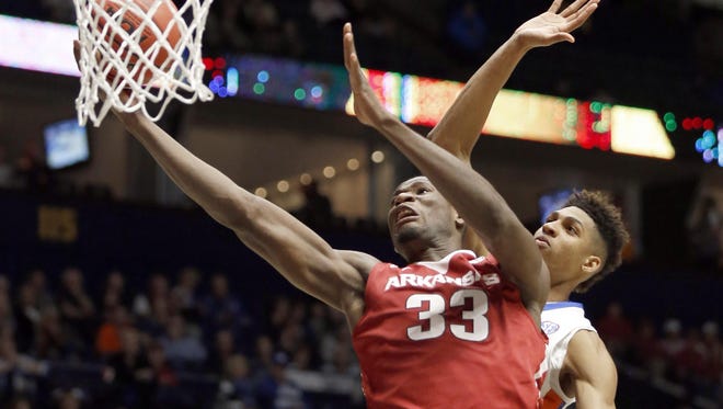 Arkansas’ Moses Kingsley (33) drives against Florida during the second half in the Southeastern Conference Tournament on Thursday in Nashville, Tenn.