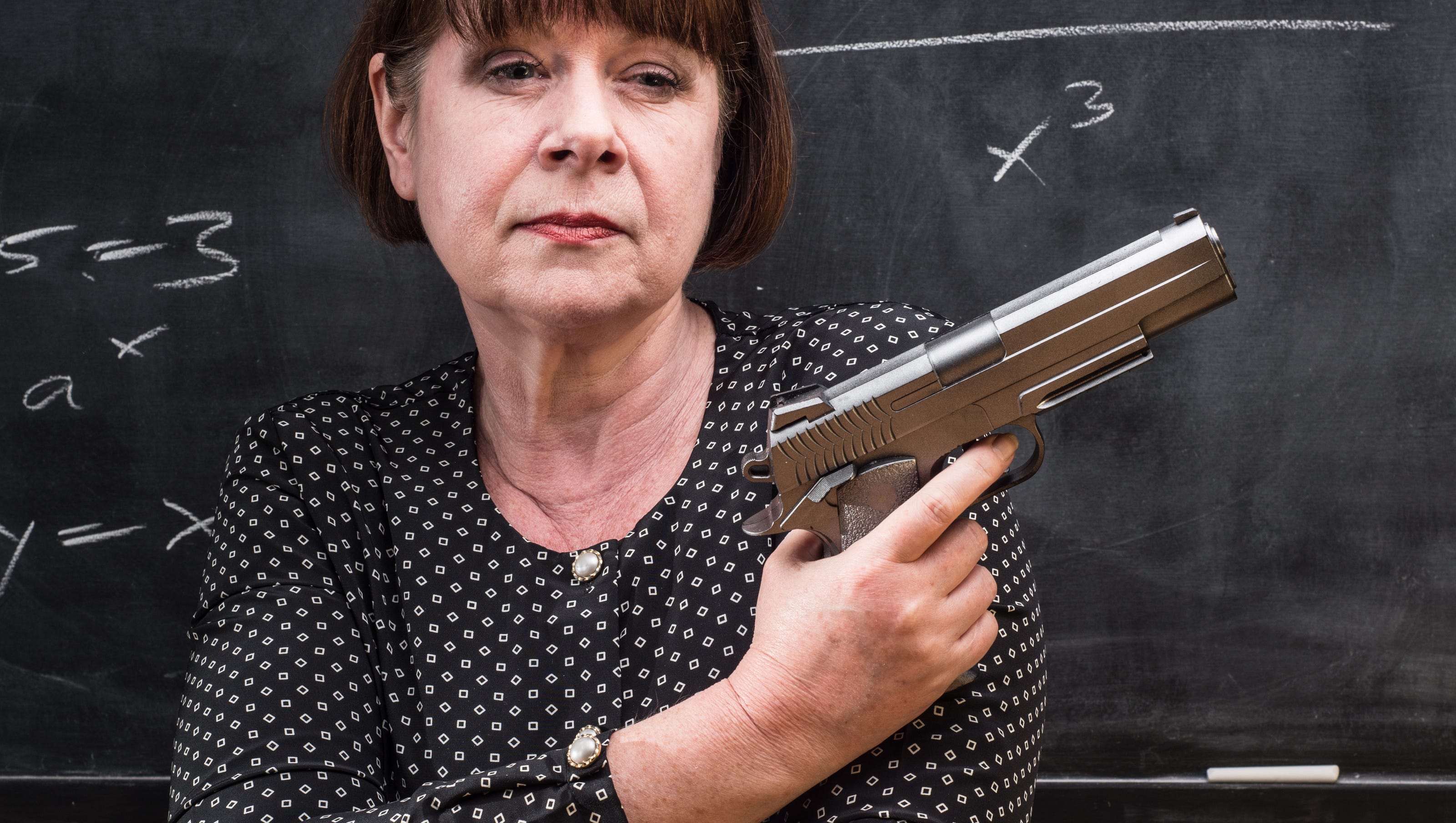 Обмани учительницу. Учитель с пистолетом. Учительница с пистолетом. Училка с оружием. Злая училка.