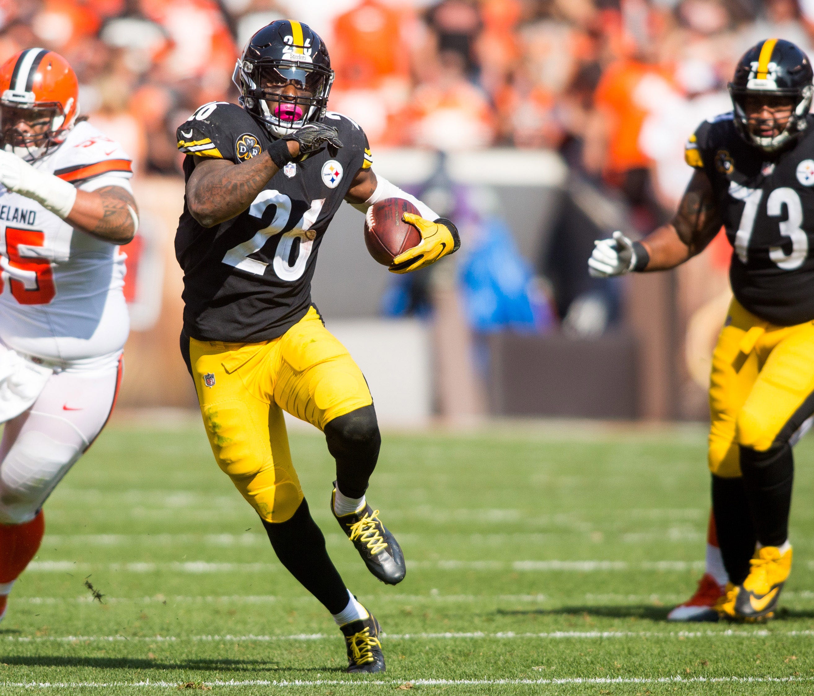 Pittsburgh Steelers running back Le'Veon Bell (26) runs the ball against the Cleveland Browns during the during the fourth quarter at FirstEnergy Stadium.